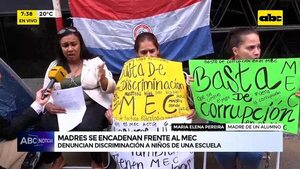Video: Madres se encadenan frente al MEC - ABC Noticias - ABC Color
