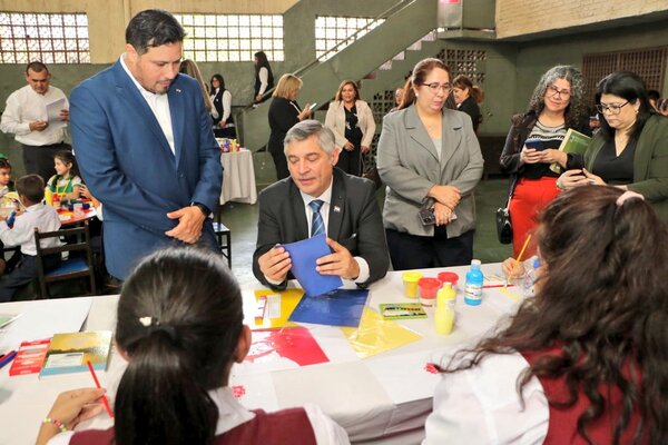 Estudiantes verificaron la calidad de los kits escolares que serán distribuidos el próximo año