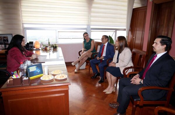 Ministra Llanes se reunió con el Director General de la Defensa Pública de Guatemala