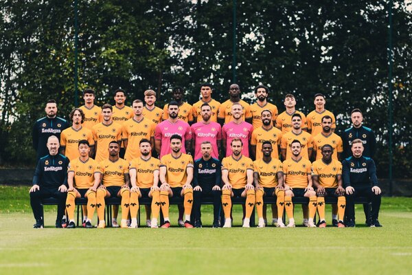 Versus / Enso González, en la foto oficial y con indicios de un inminente debut