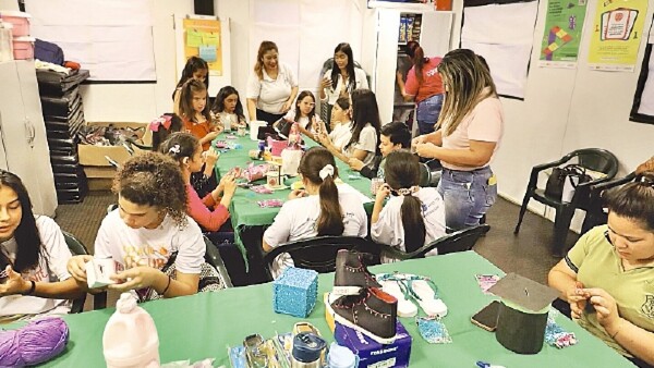 Adolescentes aprenden sobre emprendedurismo y finanzas
