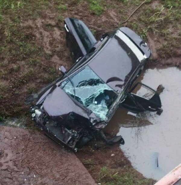 Diario HOY | Conductor cae a un arroyo a causa de la neblina