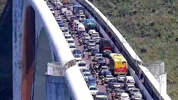 Vehículo descompuesto causa embotellamiento en Puente de la Amistad