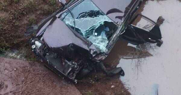 La Nación / Joven perdió el control de su vehículo, chocó y cayó a un cauce hídrico