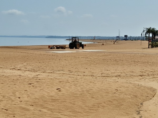 La playa San José se renueva para recibir la primavera