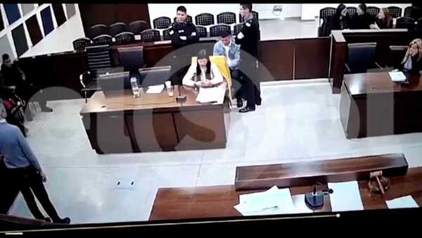 Diario HOY | Video: impactante momento en que reo ataca con cuchillo a una fiscal, en pleno juicio