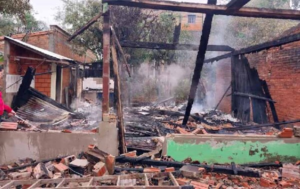 Incendio consumió vivienda que era alquilada por un joven estudiante en Coronel Oviedo – Prensa 5