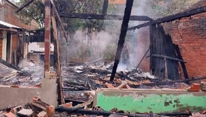 Incendio destruye totalmente una vivienda en Coronel Oviedo - Noticiero Paraguay