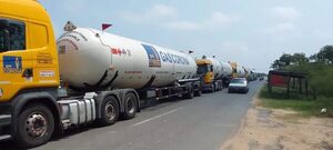 Los argumentos del gobierno argentino para “atajar” camiones con gas  - Economía - ABC Color