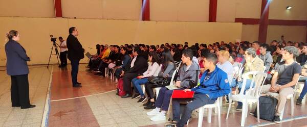 Cientos de jóvenes acudieron a la feria de empleos de la ANR - ADN Digital