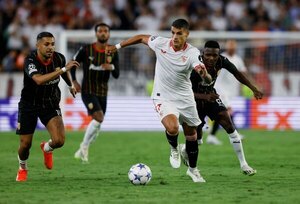 Versus / El Sevilla no pasa del empate de local ante el Lens en su estreno en la Champions