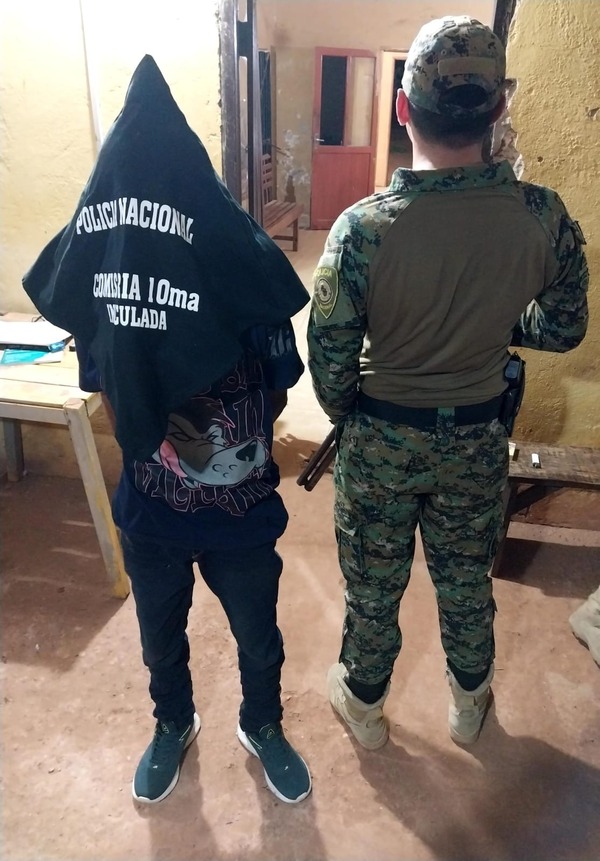 Hombre con órdenes de captura es detenido con crack y armas blancas