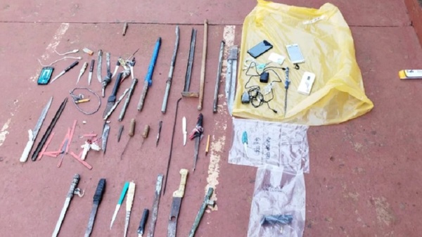 Incautan armas y teléfonos en pabellón del PCC en Encarnación - Noticias Paraguay