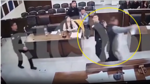 (VIDEO) Un interno intentó apuñalar a una fiscala en Argentina
