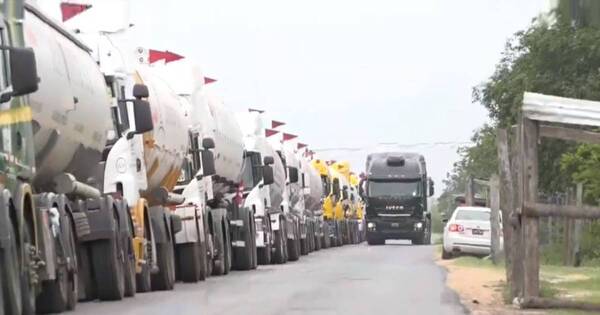 La Nación / Camioneros retenidos en Clorinda temen fuga de gas y solicitan presencia de bomberos