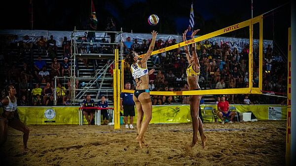 Erika y Michelle son finalistas en etapa de Cayena del tour de voley playa - La Tribuna