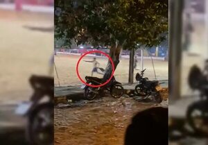 Video: Partido de futbol termina en enfrentamiento entre hinchas y disparos de armas de fuego - Policiales - ABC Color