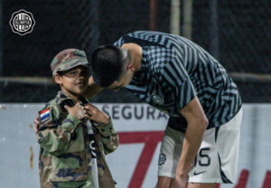 Versus / Mateo Gamarra y una tierna imagen con joven hincha franjeado