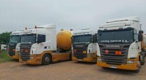 CAMIONES RETENIDOS EN ARGENTINA: ADVIERTEN POSIBLE FUGA DE GAS E INSTAN A EVITAR TRAGEDIA