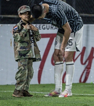 Niño franjeado cumple su sueño de conocer a Mateo Gamarra