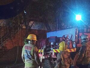 Incendio arrasa con fábrica de ropas en San Lorenzo · Radio Monumental 1080 AM