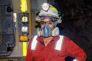 Una ecuatoriana entre las pocas mujeres que operan maquinaria minera pesada en Suramérica - MarketData
