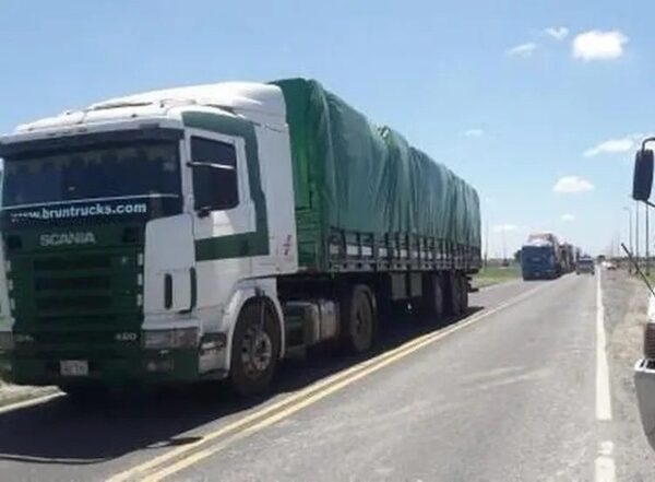 Camiones liberados en Argentina no pueden pasar debido a cierre de ruta por protesta de pobladores · Radio Monumental 1080 AM