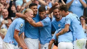 Versus / Las estrellas del Manchester City protagonizan foto viral con un basquetbolista