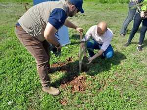 JAIME HINTERLEITNER PARTICIPÓ DE LA JORNADA DE REFORESTACIÓN DEL BOSQUE DEL KURI’Y