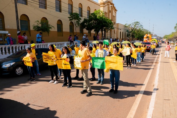 Colorido desfile de carrozas por el día de la Primavera
