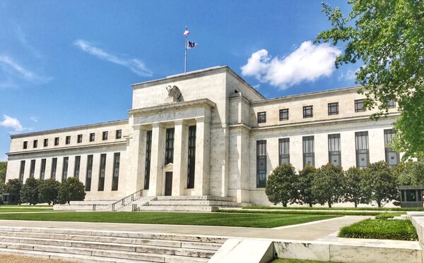 La Fed mantiene las tasas de inter茅s y queda a la espera de nuevos datos antes de decidir subirlos - Revista PLUS
