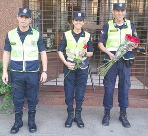 Agentes policiales repartieron flores sobre calle Palma por el día de la primavera - Policiales - ABC Color