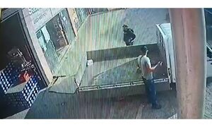 (VIDEO)Cajero de un comercio fue herido por motochorros