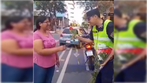 [VIDEO] ¡Hermoso gesto! Polis obsequiaron flores a trabajadoras por Primavera