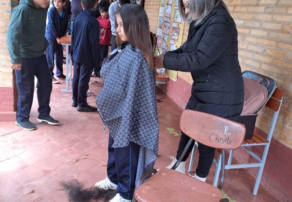 Peluqueros de Itakyry realizan trabajos voluntarios de corte y peinado acompañando al personal de salud