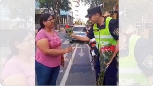 Policía obsequia rosas en el Día de la Primavera
