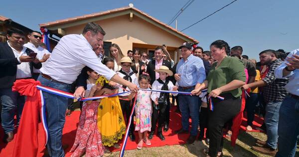 La Nación / Entregan 150 viviendas en Pilar y anuncian la construcción de 1.500 en Ñeembucú