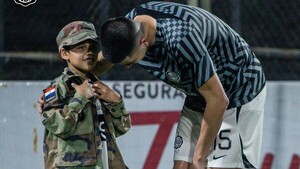 Mateo Gamarra le cumplió el sueño al "sargentito" en el estadio de Olimpia