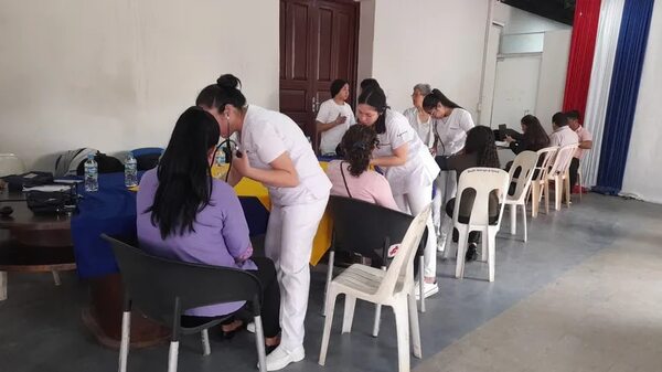 Octubre Rosa: estudiantes de enfermería y psicología brindan atención gratuita en exsede municipal - Nacionales - ABC Color