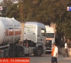 Camiones cisternas liberados por Argentina ya están en el país - Paraguay.com