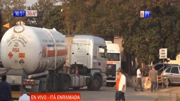 Camiones cisternas liberados por Argentina ya están en el país - Noticias Paraguay