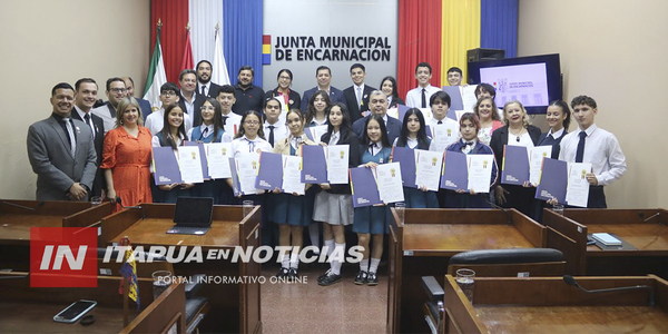 JÓVENES FUERON “CONCEJALES POR UN DÍA” Y RECIBIERON LA LLAVE DE LA CIUDAD - Itapúa Noticias