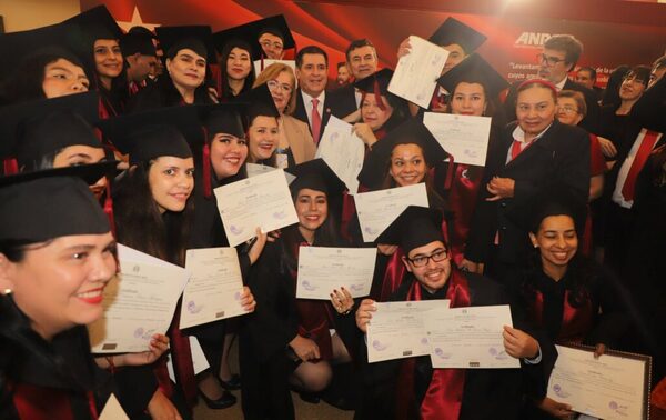 Egresan 60 alumnos del Centro de Capacitación y Formación Laboral General Bernardino Caballero” - ADN Digital