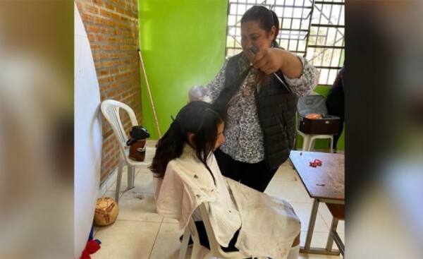 Itakyry: Peluqueros voluntarios acompañan al personal de salud