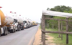 Amenazan con impedir que camiones pasen hacia la Argentina que aún retiene a los paraguayos - La Tribuna