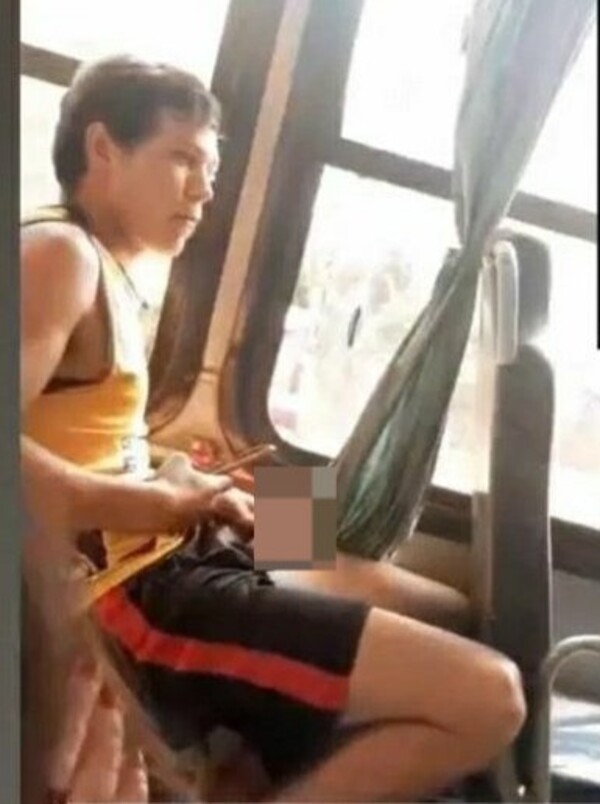 Arriero se masturba en los colectivos y muestra su asunto a las muchachas