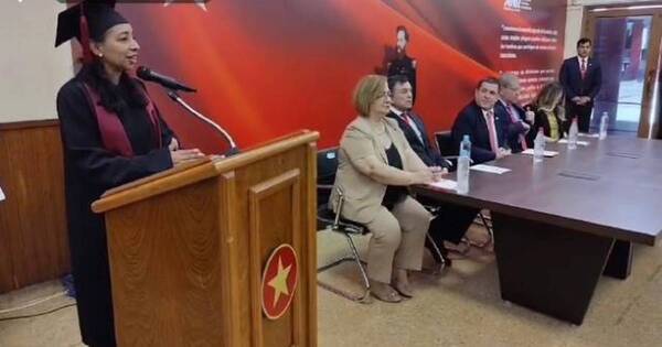 La Nación / “Muchos nos vamos con el color en el corazón”, dice graduada de la ANR