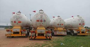 La Nación / Liberarán camiones con gas retenidos por la Argentina