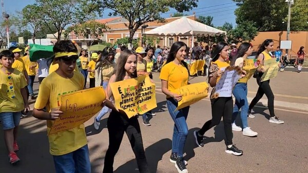 Con colorido desfile y caravanas, jóvenes celebran la primavera