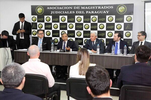 Ministro Ramírez Candia presentó la VI Edición de la Revista Jurídica de la AMJP